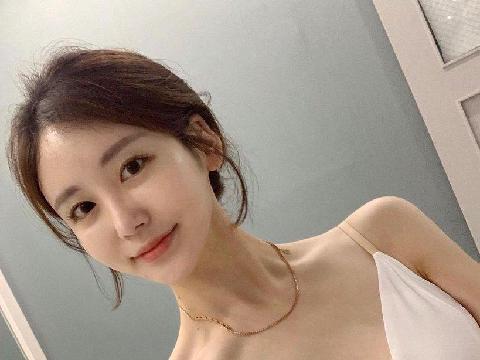 白皙美女浴室自拍