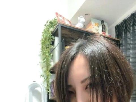 【视频】两个女同性恋，舌吻吃奶舔逼还拿AV棒摩擦，浪荡呻吟表情好骚，穿上假鸡巴内裤开草