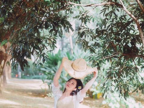  【色图】俊美姑娘露出白嫩的乳房和圆圆的蜜桃臂，让人欣赏