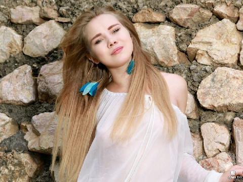 【色图】美白少妇KALLYR裸体诱惑