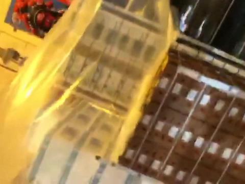 【在线视频】某公司仓库货物丢失,女库管员为证清白,赤身裸体在工厂走一圈