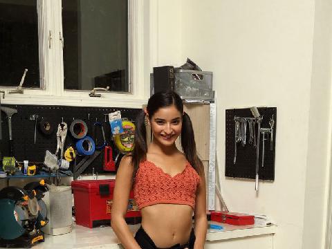 【色图】顽皮的少女 Emily Willis 对她剃光的小穴进行变态手淫后撒尿