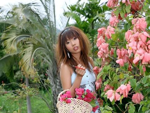 【色图】花园采花的美少女paulena ke