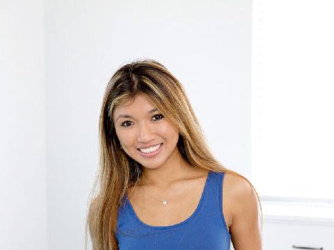 【色图】娇小的亚裔少女 Clara Trinity 张开她剃光的阴户并用振动器自慰