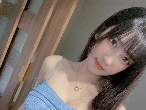【色图】清纯可爱实况主依梨 在家穿内衣背心藏著深藏不露的浑圆酥胸