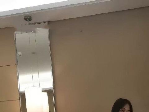 【视频】清纯眼镜美女外表纯纯却骚的很 吸吮大屌妹子很享受