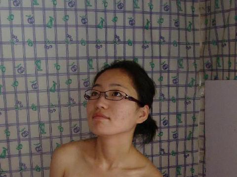 【情色美图】打工妹宿舍诱惑自拍