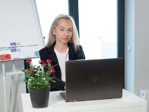 【色图】年轻的金发女孩脱掉所有的衣服参加裸体模特会议