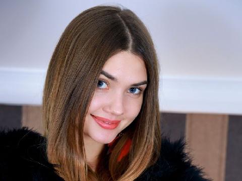 【色图】在床上开脚露屄的红衣女郎