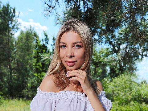 【色图】美女野外晒日光浴，用力掰开粉穴才能感受阳光