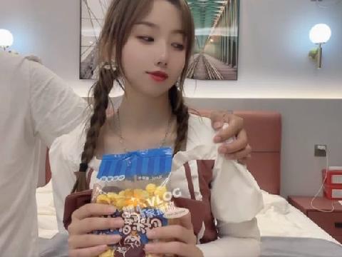 【视频】超人气爆乳网红美少女小桃酱 18岁对肉欲的渴望被学长骗到酒店要挟强干