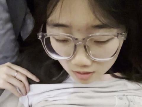 【视频】不要被外表蒙蔽，清纯眼镜学生妹超反差，露脸性爱自拍秒变母狗