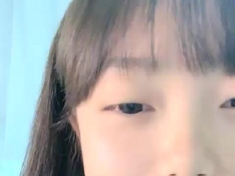 【视频】长相甜美清纯萌妹子死库水道具自慰诱惑，揉搓奶子脱光光假吊骑坐跳蛋震动