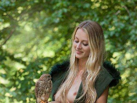 【色图】丛林间偶遇金发美女在遛鸟