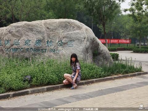 【色图】国模在北京奥林匹克公园超大胆户外人体