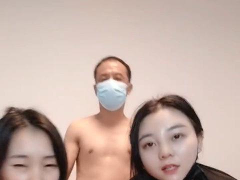 【视频】干爹爆草姐妹花，骚姐妹让秃头干爹镜头前爆草抽插，揉捏骚奶子，轮流爆草主动上位，浪叫呻吟看著好