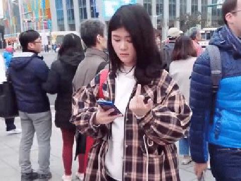 【视频】新北自拍 夜市约炮21岁女大学生 妹子很凶 对我比中指