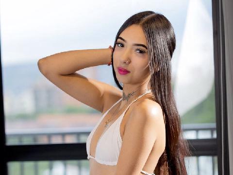 【色图】热辣的拉丁裔美女脱下格子裙，露出比基尼套装