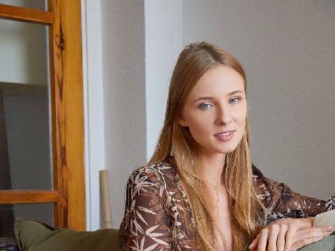 【色图】蓝眼睛少女 Nimfa 露出她苗条的身材炫耀她剃光的小穴