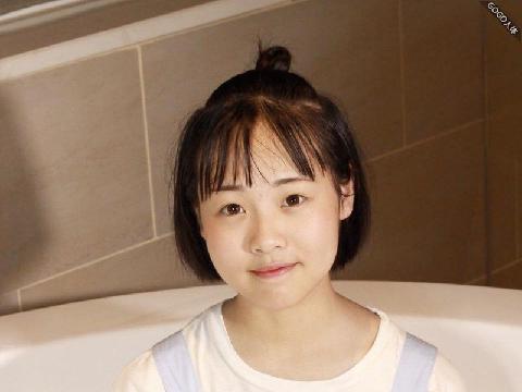 【情色美图】少女嫩模玮玮超大尺度私拍掰屄人体