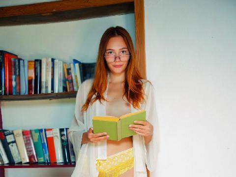 【色图】Janey 书房里认真读书的少女