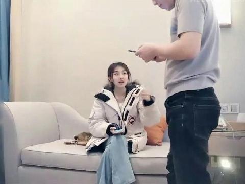 【视频】外表清纯水嫩的艺校美女兼职援交,身材性感,颜值高,看著就想干晕她,沙发上连续无套2次.国语!