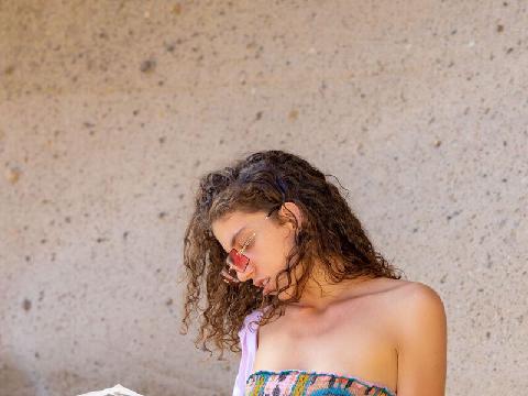 【色图】意大利少女 Luna Cee 在户外全裸分开双腿展示她毛茸茸且凸出的肉穴