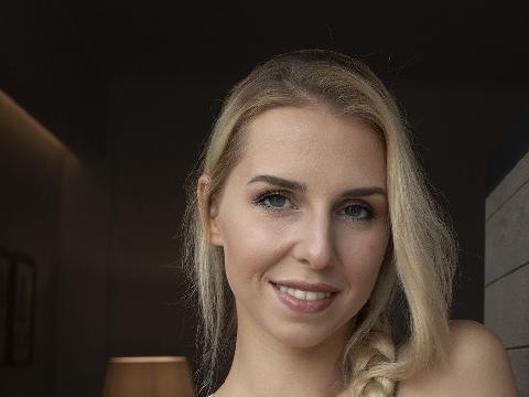 【色图】金发少妇微微张开的粉嫩肥鲍流着白浆