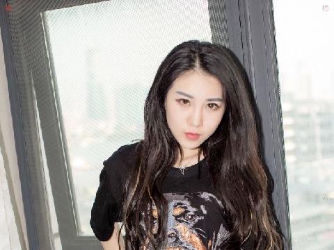 【色图】高颜值乖乖女国模宾馆大尺度脱光露毛穴私拍 - 龙馨