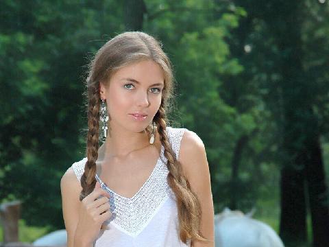 【色图】苗条的可爱少女 Alena I 脱掉衣服分开两条长腿并与马合影