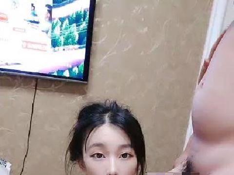 【视频】年轻学姐客厅深喉大屌，蹲下卖力口，展现完美口技