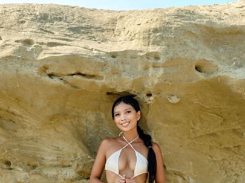 【色图】一丝不挂的亚裔美女 SHASHA 在户外的岩石上展示她完美的裸体