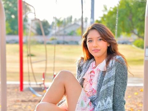 【色图】甜美亚裔少女 Melody 在公园里炫耀她美味的屄和圆屁股