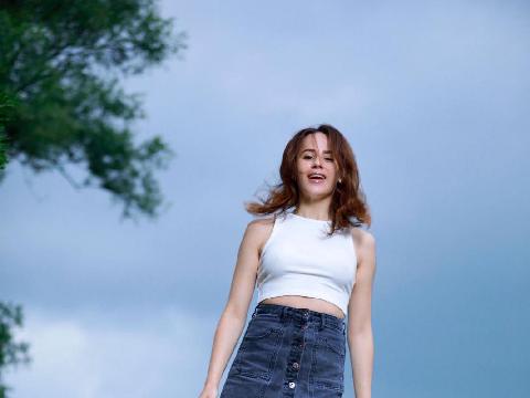 短裙少女不穿内裤爬山