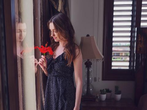 【色图】妹子腿间有朵肉花，等待蜜蜂来吸花汁