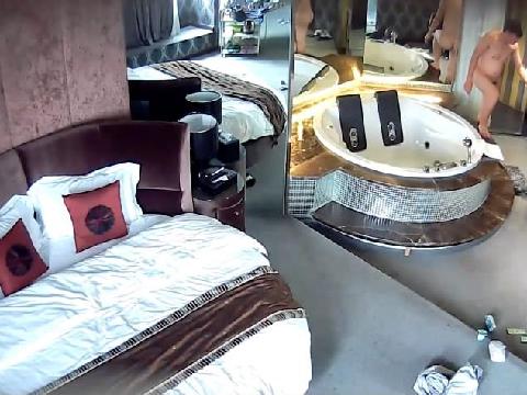 【视频】粉红浴缸偷拍御姐型眼镜富姐和包养的小猛男幽会富姐让干累的小哥快点
