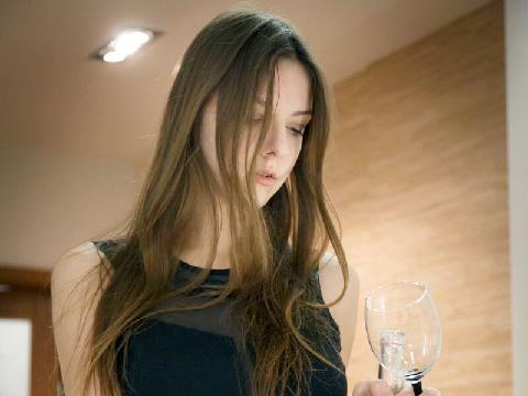【色图】性感的黑发美女 Rebeka Ruby 在楼梯上将酒瓶插入自己的肛门