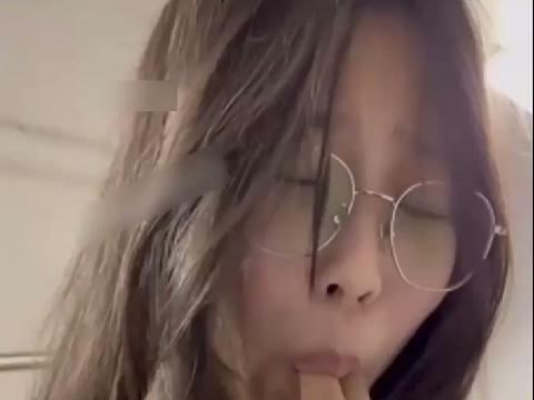 【视频】露脸调教实录 眼镜反差小母狗 真实大学抖M的性爱调教 甘愿做金主的肉便器 各种无套