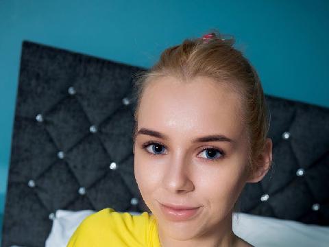 【色图】邻家小妹在床上脱光衣服秀美体和嫩屄