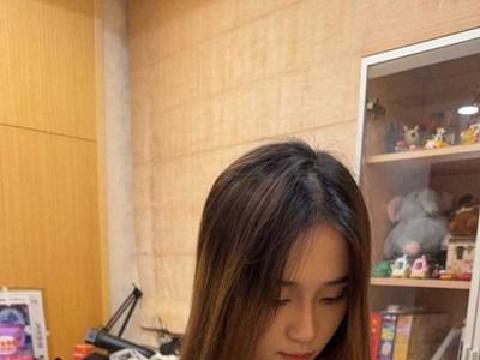 【视频】小红书金发御姐嫌弃男友阳痿早泄❤️与其好兄弟3P交欢 绿帽男在旁撸管欣赏淫姿