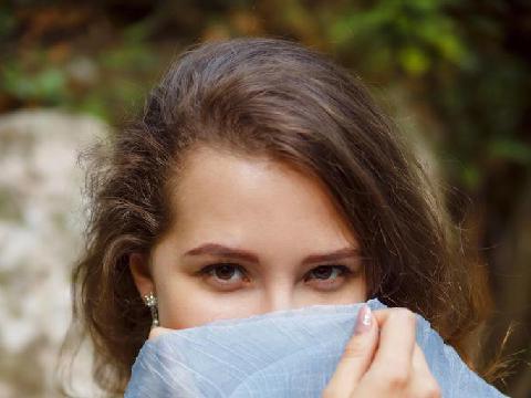 【情色美图】白皙美人小溪边自拍，婉如精灵