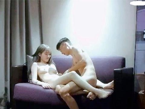 【视频】青春甜美小美女约到酒店感觉妹子挺欢乐眯眼一直笑，嫩嫩白皙肉体太极品了坚挺奶子大长腿响亮开干猛