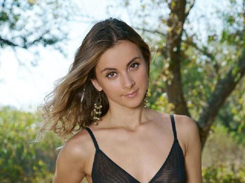 【色图】牛仔裤美女户外人体BENITAB