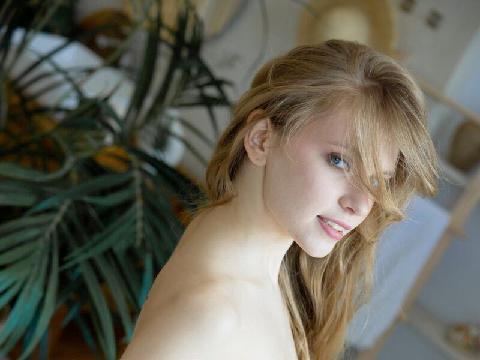 【色图】这位性感的金发美女 Sonya Elf 正在炫耀她美丽的胸部和甜美的臀部