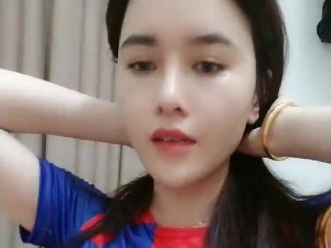 【在线视频】粉色奶头极品球衣女神，脱光光撩起衣服揉捏奶子晃动