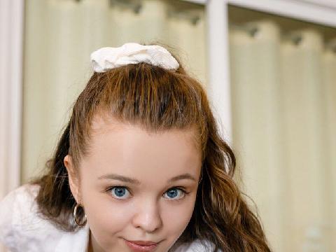 【色图】美丽的娇小宝贝 Shea 裸体打台球并露出她的小奶子和剃光的阴户