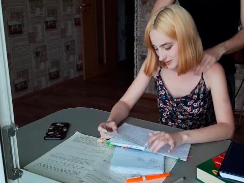 【视频】金发苗条女孩在书桌前学习呢男友忍不住过来就摸乳房脱裤子後面就开始操到颜射