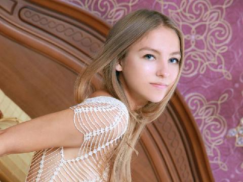 【色图】纯天然金发宝贝 Izabel A 脱去透视服装并裸体摆姿势