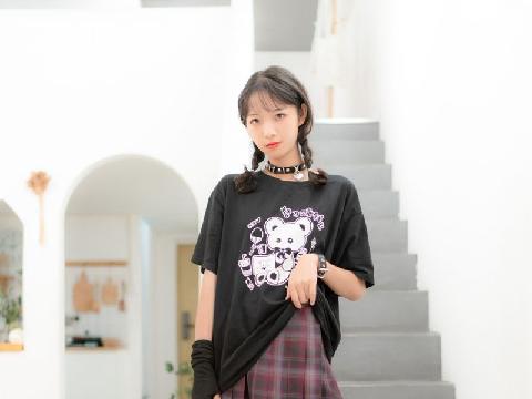 【色图】可爱小妹羞涩地脱掉内裤、撩起上衣让人看她的嫩乳和嫩屄