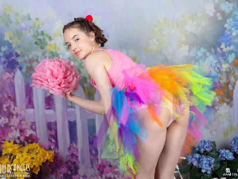 【色图】开脚露屄的鲜嫩少女